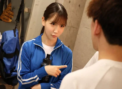 một cô gái xinh đang sinh hoạt câu lạc bộ bóng đá quan hệ tập thể với cô gái xinh trong phòng thay đồ
