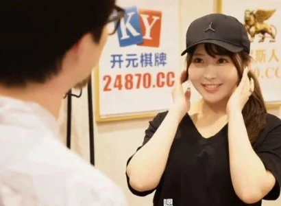 Em nhân viên giao hàng dễ tính trong lúc làm việc