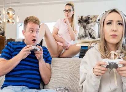 cô ấy vì quá mải chơi game mà bị bạn thân giành mất người yêu