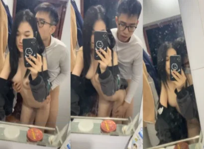 Hai bạn trẻ đang ân ái với nhau trước gương