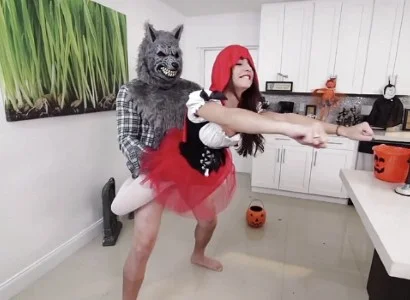 Cô bé chén nhau trên giường cỏ