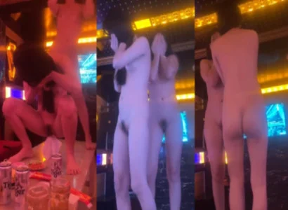 Người mẫu biểu diễn màn thoát y gợi cảm ngay trong quán hát