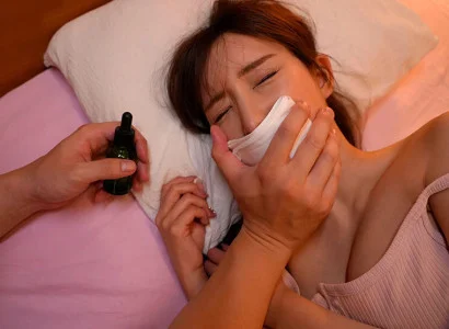 Người kia sử dụng thuốc mê để cô em họ xinh đẹp lơ mơ rồi quan hệ